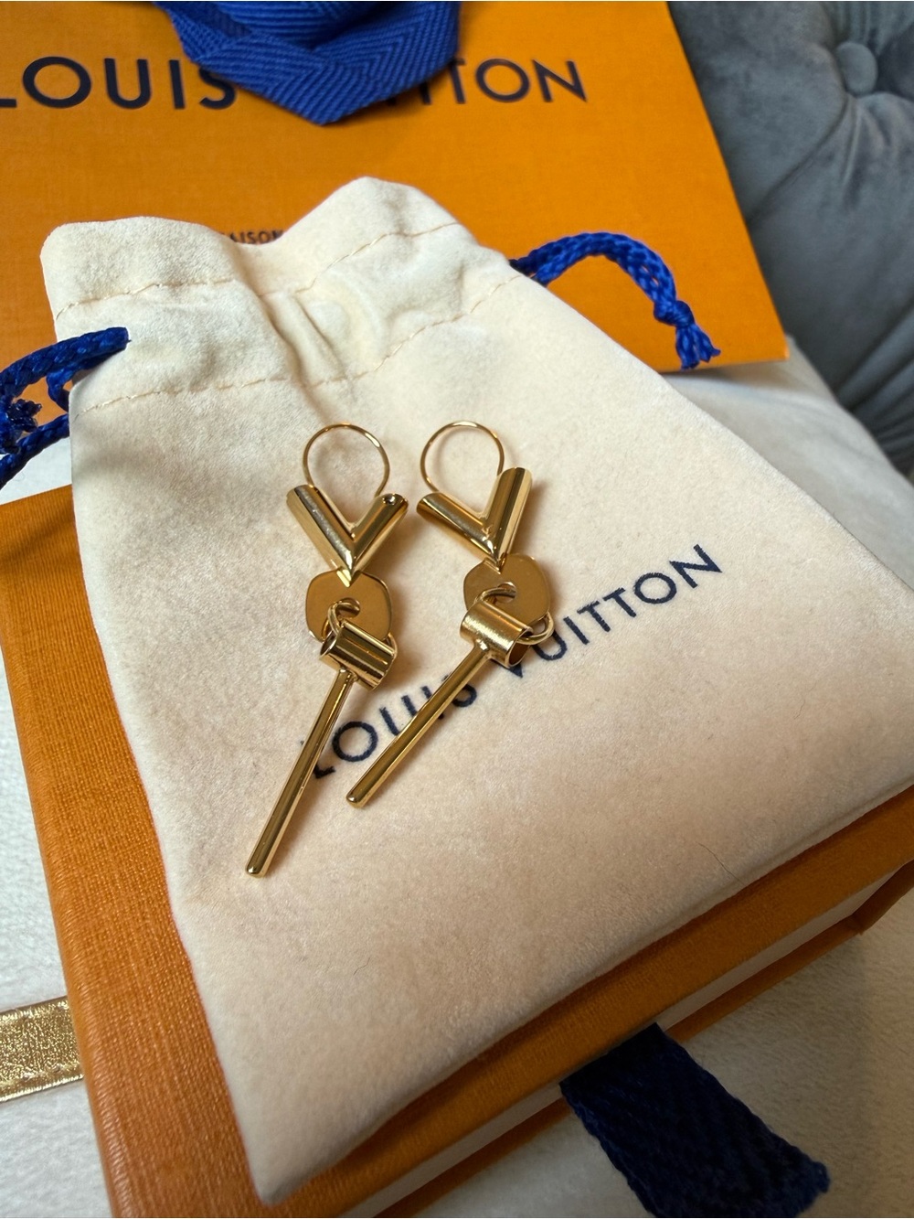 🔥Louis Vuitton Essential V Drop Earrings With Box and dustbag🔥
